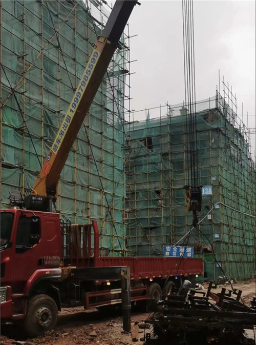 王益区“慢工细活”—— 吊车的 “微动控制” 技术